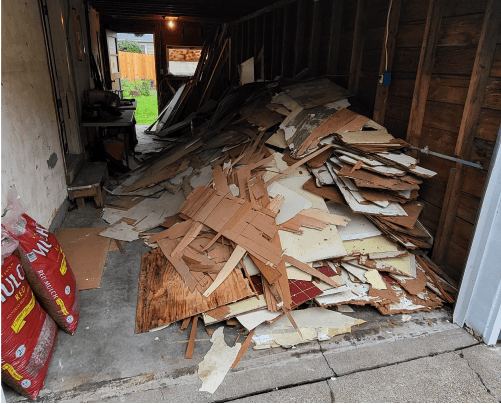 20231026_102630cropped Garage with unwanted household items